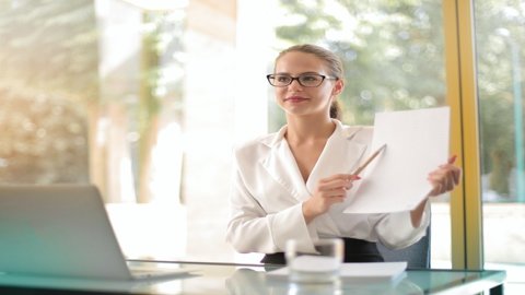 跨境電商B2B直接出口模式通關(guān)重點(diǎn)：優(yōu)化物流渠道、合規(guī)申報(bào)、高效通關(guān)流程。