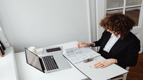 跨境物流企業(yè)應(yīng)實現(xiàn)智能申報物流業(yè)務(wù)。