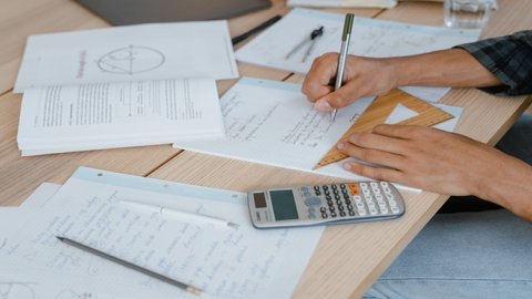 拼多多Temu平臺(tái)優(yōu)點(diǎn)分析：低價(jià)、多樣化、便捷購(gòu)物。